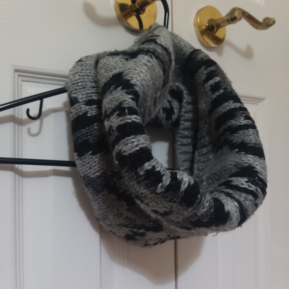 💙 3/$25 GAP unisex grey and black animal print pattern knit infinity sarf